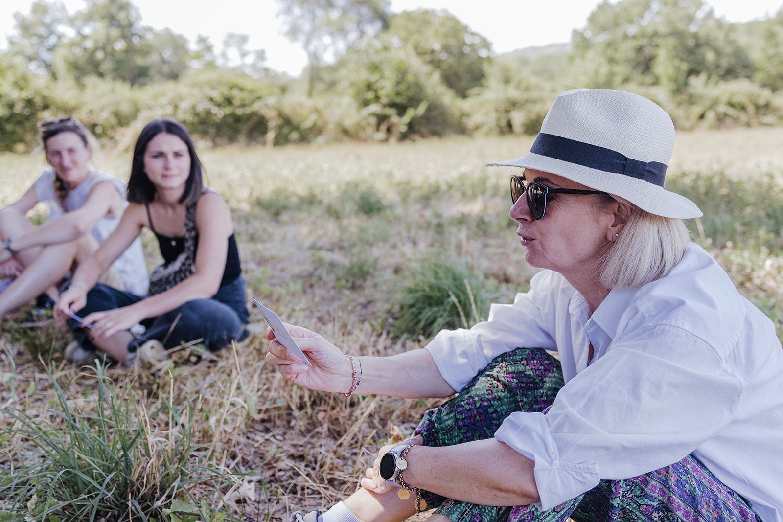 Deux participantes assises dans l'herbe en conversation