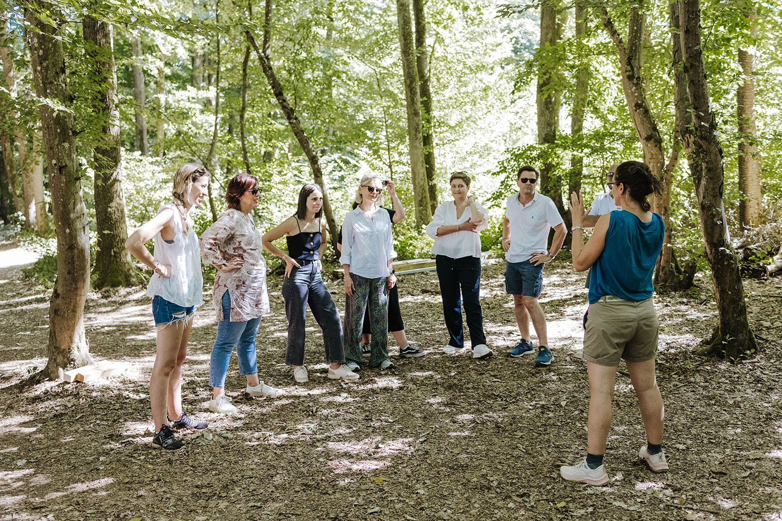 Une équipe en marche dans un sous-bois du Beaujolais