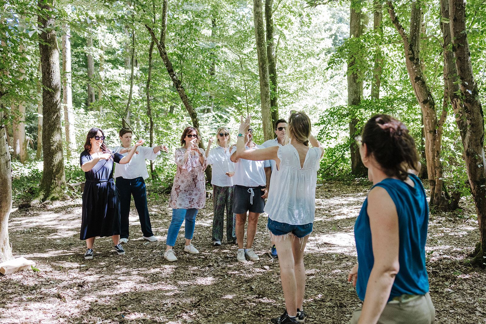 Un groupe en cercle dans un sous-bois, pendant un atelier