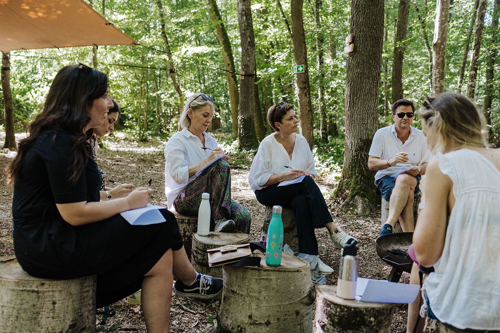 Atelier assis en forêt, prises de notes