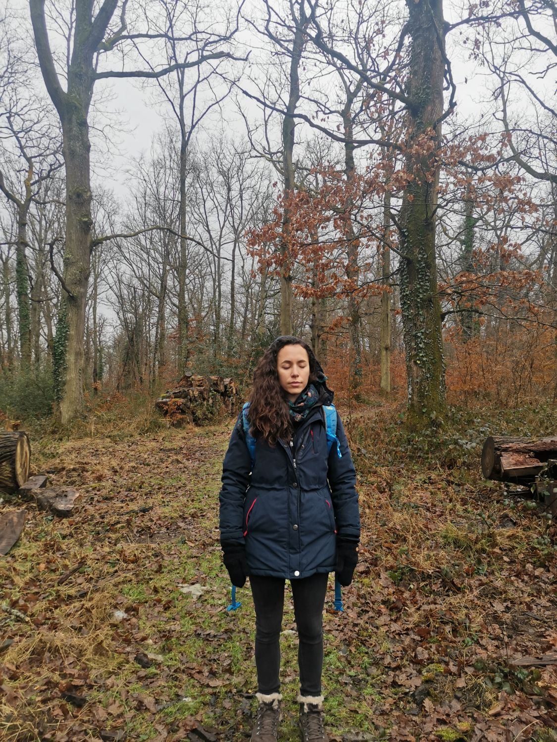 Une marcheuse seule dans une forêt d'hiver